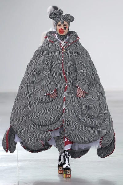 Плюшевые гости и самые неординарные образы: как прошел показ Thom Browne
