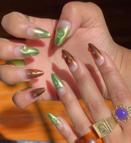 Новые тренды в маникюре на весну 2022: микро-френч, bimbo-girl и металлик