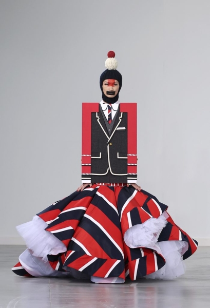 Плюшевые гости и самые неординарные образы: как прошел показ Thom Browne