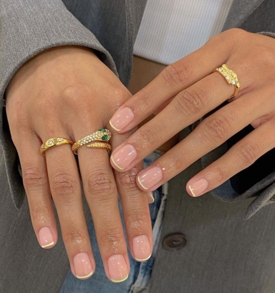 Новые тренды в маникюре на весну 2022: микро-френч, bimbo-girl и металлик