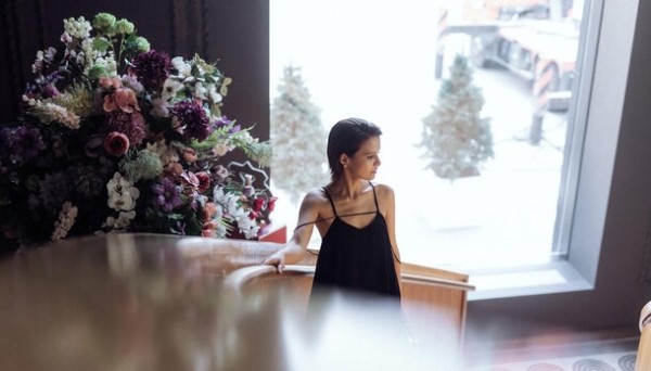 Самовыражение – хит сезона: разбираем стиль в сериале «Жить жизнь» 