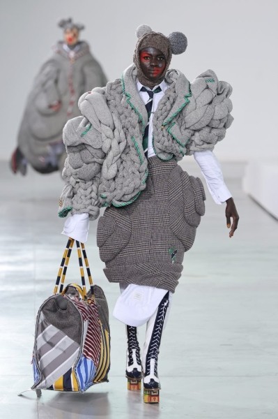 Плюшевые гости и самые неординарные образы: как прошел показ Thom Browne