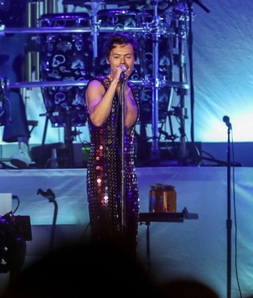 Комбинезон с пайетками и пушистая шуба: Гарри Стайлс – главная звезда на фестивале Coachella Комбинезон с пайетками и пушистая шуба: Гарри Стайлс – главная звезда на фестивале Coachella