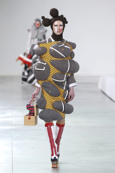 Плюшевые гости и самые неординарные образы: как прошел показ Thom Browne