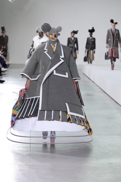 Плюшевые гости и самые неординарные образы: как прошел показ Thom Browne