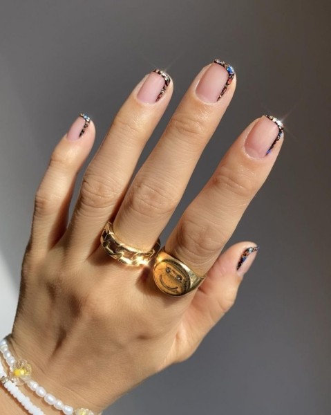 Новые тренды в маникюре на весну 2022: микро-френч, bimbo-girl и металлик