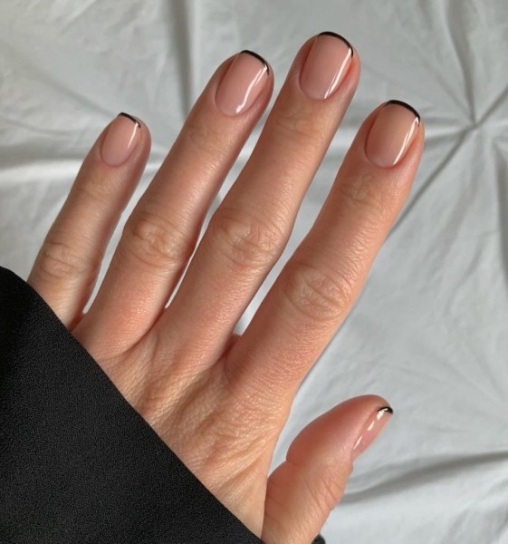 Новые тренды в маникюре на весну 2022: микро-френч, bimbo-girl и металлик