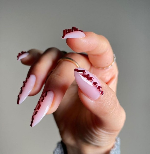 Новые тренды в маникюре на весну 2022: микро-френч, bimbo-girl и металлик