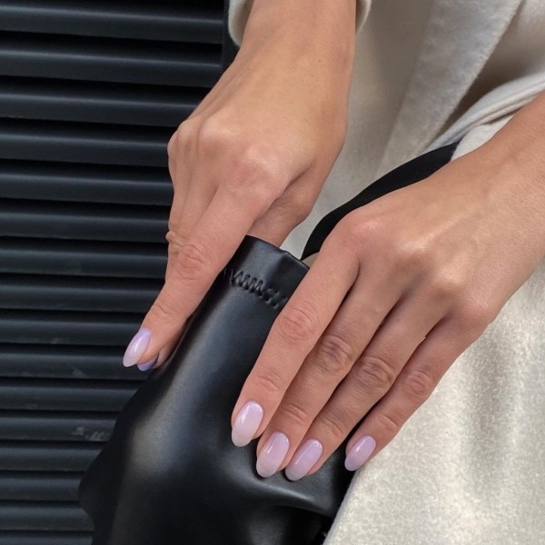 Новые тренды в маникюре на весну 2022: микро-френч, bimbo-girl и металлик