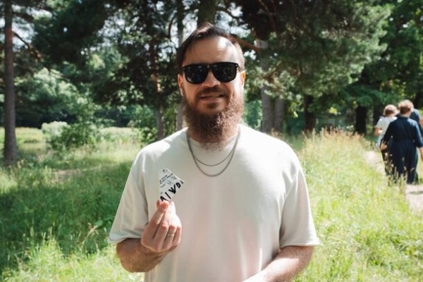 Собака, пленочный фотоаппарат и «Храброе сердце»: как 90-е годы вспоминают создатели сериала «Мир! Дружба! Жвачка!»