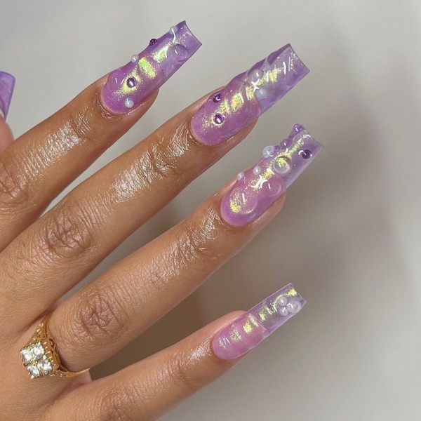 Новые тренды в маникюре на весну 2022: микро-френч, bimbo-girl и металлик