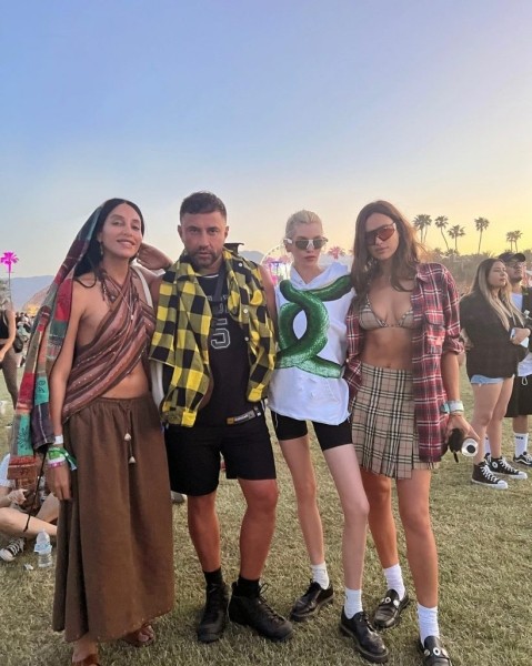 Бикини и футуристичные очки: Ирина Шейк в сексуальном образе на музыкальном фестивале