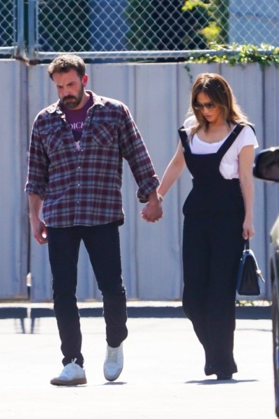 Только благодаря им мы верим в любовь: Дженнифер Лопес и Бен Аффлек гуляют по солнечной Калифорнии Только благодаря им мы верим в любовь: Дженнифер Лопес и Бен Аффлек гуляют по солнечной Калифорнии