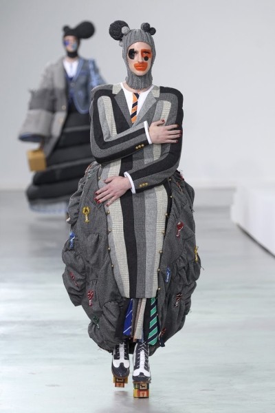 Плюшевые гости и самые неординарные образы: как прошел показ Thom Browne