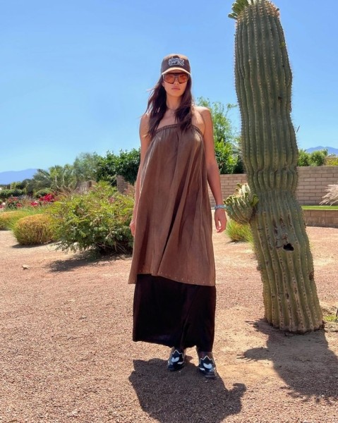 Бикини и футуристичные очки: Ирина Шейк в сексуальном образе на музыкальном фестивале