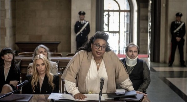 Мафиозная комедия от режиссера «Сумерек»: 10 веских причин посмотреть фильм «Мама мафия»