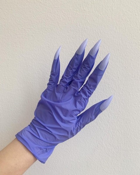 Маникюр для очень смелых: ногти с 3D-глазами, пирсингом и футуристичными узорами