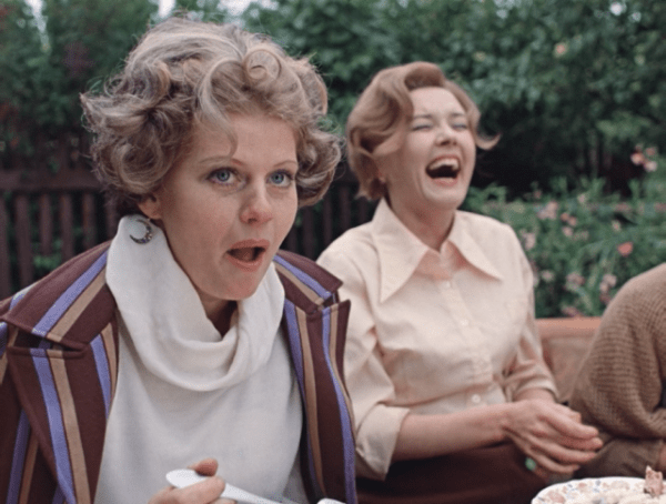 7 экстремальных бьюти-лайфхаков из СССР: иголка для ресниц и пиво вместо лака для волос