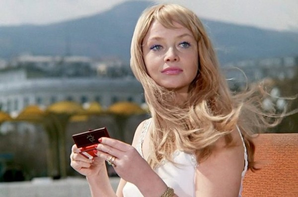 7 экстремальных бьюти-лайфхаков из СССР: иголка для ресниц и пиво вместо лака для волос