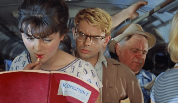 7 экстремальных бьюти-лайфхаков из СССР: иголка для ресниц и пиво вместо лака для волос