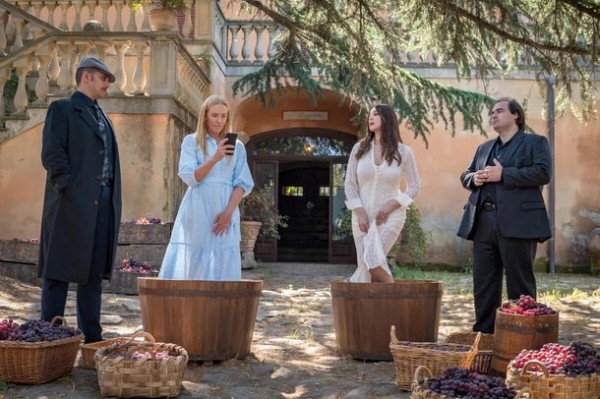 Мафиозная комедия от режиссера «Сумерек»: 10 веских причин посмотреть фильм «Мама мафия»