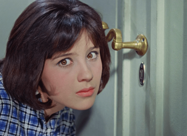 7 экстремальных бьюти-лайфхаков из СССР: иголка для ресниц и пиво вместо лака для волос