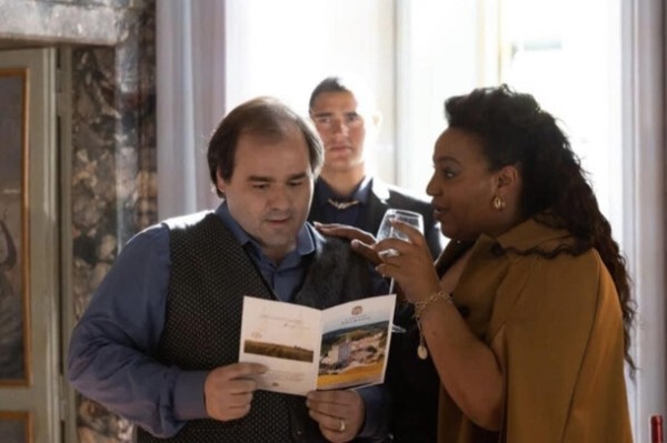 Мафиозная комедия от режиссера «Сумерек»: 10 веских причин посмотреть фильм «Мама мафия»