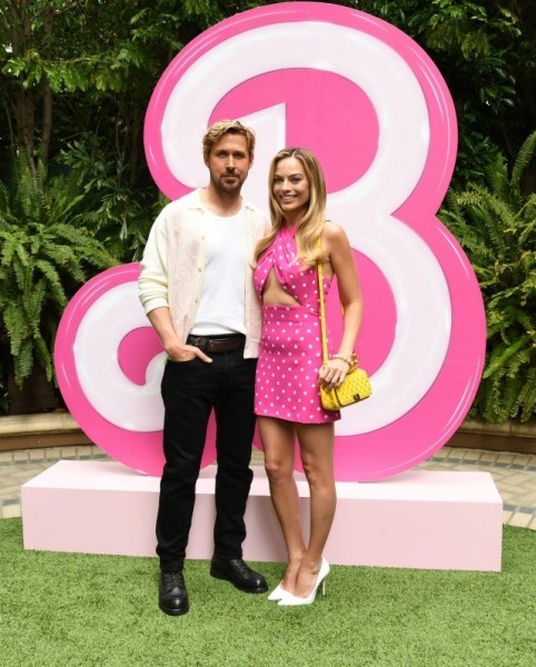 Марго Робби снова появилась в образе Барби. И доказала, что настоящие тренды больше не берутся из воздуха