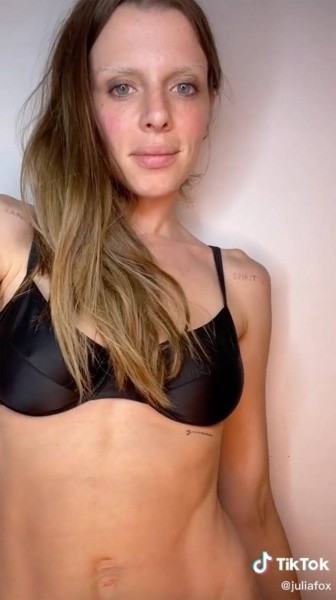 Без макияжа и эффектных нарядов: Джулия Фокс предстала в несвойственном для нее натуральном образе