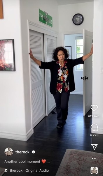 «Когда я был мальчишкой, я ненавидел маминых слез, а сейчас счастлив ее слезам радости»: Дуэйн Джонсон сделал дорогой подарок своей маме