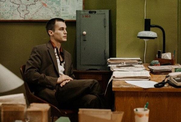 От тру-крайма до черной комедии: 7 сериалов про маньяков 2023 года