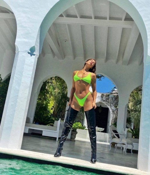 Лучшие фото Ирины Шейк в купальнике