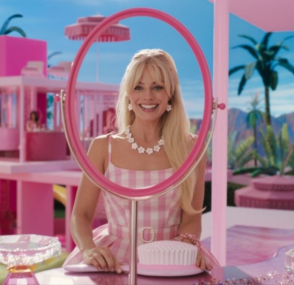 Вспомнить все: в Сети появились детские фото Марго Робби. Спойлер: они очень милые