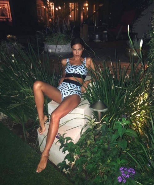 Лучшие фото Ирины Шейк в купальнике