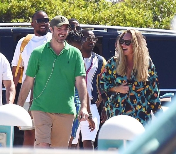 Морская прогулка с любимым: Адель отправилась в романтическое путешествие с Ричем Полом