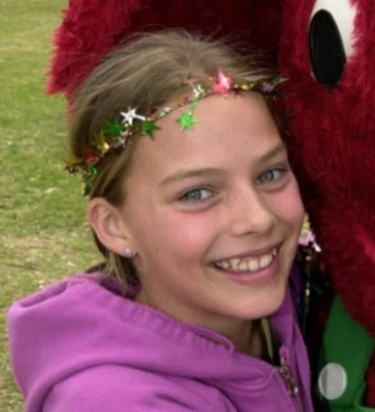 Вспомнить все: в Сети появились детские фото Марго Робби. Спойлер: они очень милые