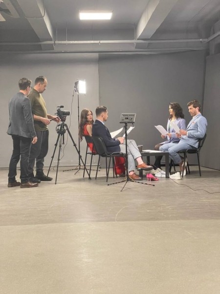 Дина Саева поделилась кадрами со съемок российской версии «Постучись в мою дверь» Дина Саева поделилась кадрами со съемок российской версии «Постучись в мою дверь»