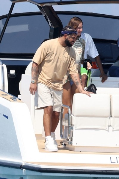 Дрейк отправился на отдых с популярной блогершей. Что связывает звезд? Дрейк отправился на отдых с популярной блогершей. Что связывает звезд?