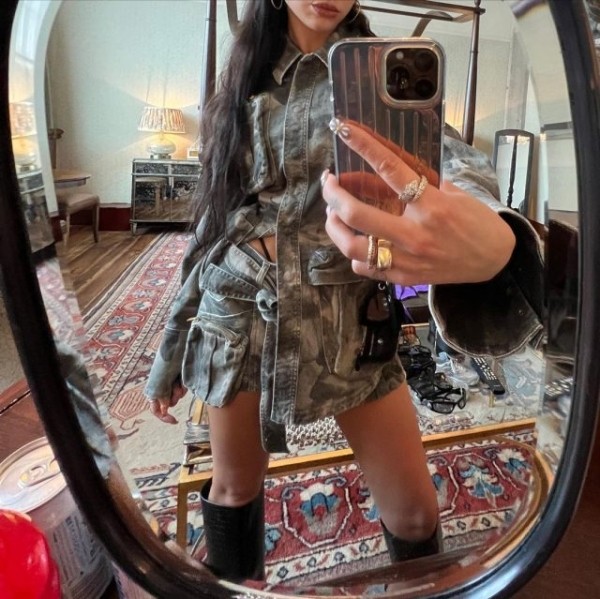 Путешествие во времени: Дуа Липа в вареном дениме поет оды 80-м