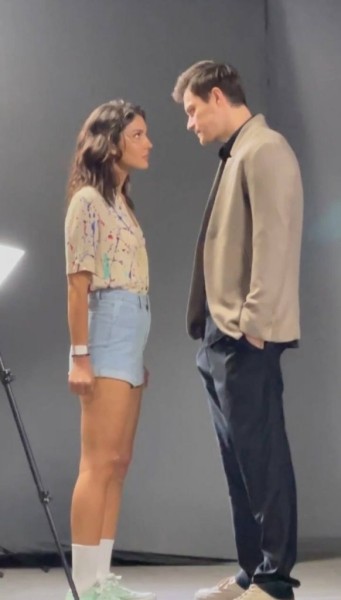 Дина Саева поделилась кадрами со съемок российской версии «Постучись в мою дверь» Дина Саева поделилась кадрами со съемок российской версии «Постучись в мою дверь»