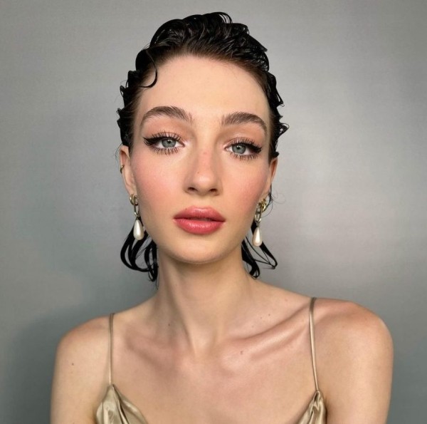 3 трендовые прически для тонких волос: как сделать пучок, «мокрую» укладку и полуволну? 3 трендовые прически для тонких волос: как сделать пучок, «мокрую» укладку и полуволну?