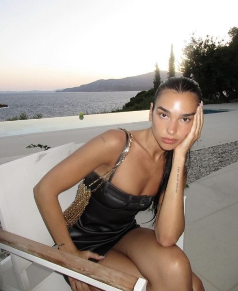 Два в одном: Дуа Липа примерила платье-брюки на бретелях