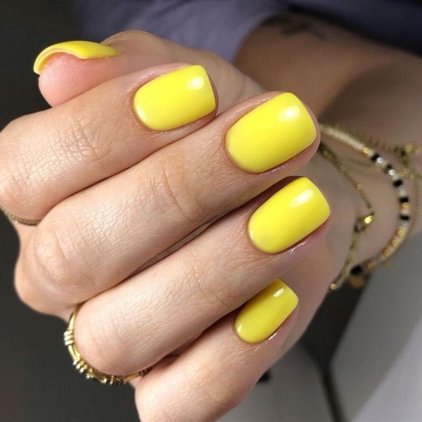 Желтый одуванчик: новый трендовый оттенок маникюра, с которым будет легче пережить эту осень