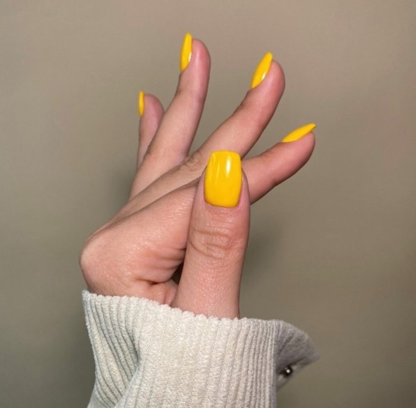 Желтый одуванчик: новый трендовый оттенок маникюра, с которым будет легче пережить эту осень