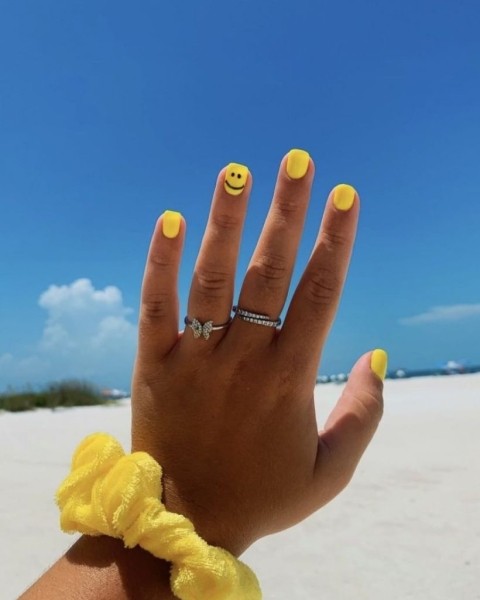 Желтый одуванчик: новый трендовый оттенок маникюра, с которым будет легче пережить эту осень