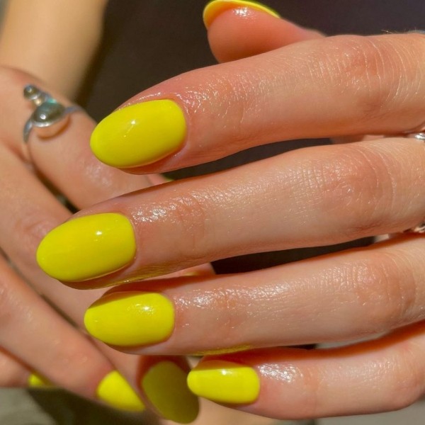 Желтый одуванчик: новый трендовый оттенок маникюра, с которым будет легче пережить эту осень