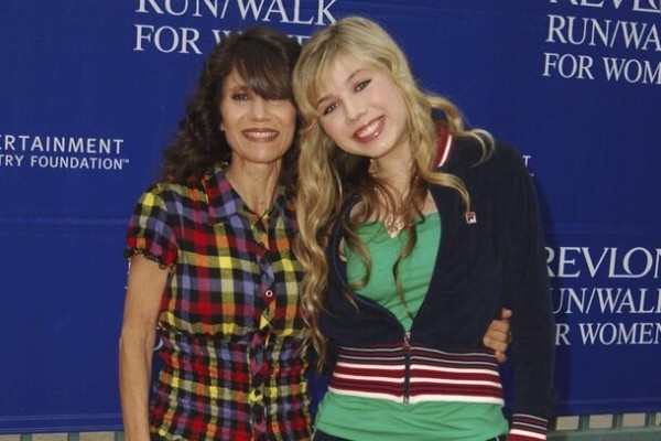 Тяжелое детство, абьюз и зависимости: 5 нашумевших автобиографий звезд