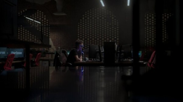 От «Загрузки» до «Кибердеревни»: 5 отличных сериалов о мире будущего