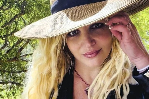 Тяжелое детство, абьюз и зависимости: 5 нашумевших автобиографий звезд