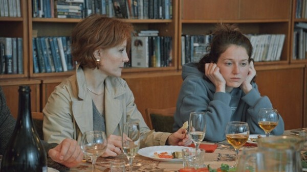 Дарья Савельева везет школьный театральный кружок в Сочи в трейлере фильма «Каникулы» Дарья Савельева везет школьный театральный кружок в Сочи в трейлере фильма «Каникулы»